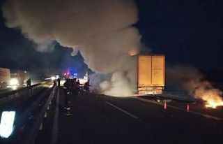 Seyir halindeki tır alev aldı