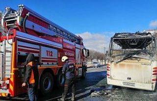 Seyir halindeyken yanmaya başlayan işçi servisi...