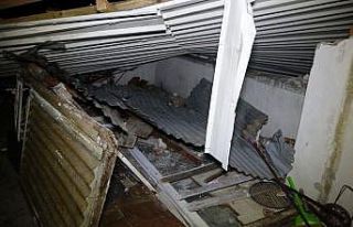 Şiddetli lodos evin çatısını uçurdu, 1 araç...