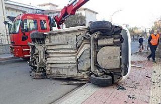 Siirt’te kaldırıma uçan otomobil ağaçları...