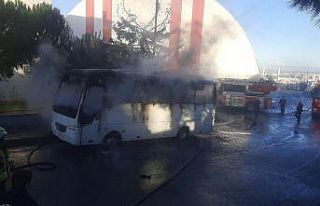 Silivri’de park halindeki midibüs alev alev yandı