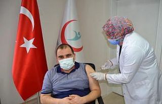 Simav’da sağlık çalışanlarına aşı uygulaması...