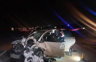 Sincan’da kamyon ile otomobil kafa kafaya çarpıştı:...