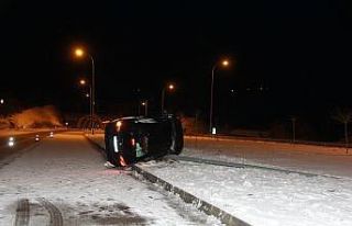 Sinop’ta aydınlatma direğine çarpan otomobil...