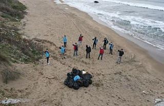 Sinop’ta gençler sahili temizledi