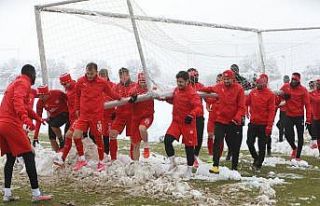 Sivasspor kar altında çalıştı