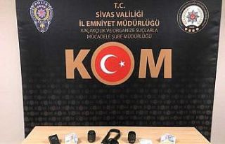 Sivas’ta sahte parayla fotoğraf makinesi aldılar,...