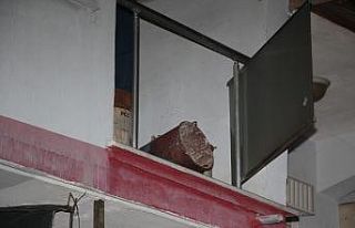 Soba kovası hazırlamak isterken ikinci kattan beton...