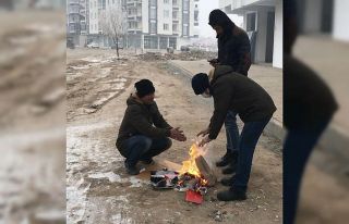 Soğuk havada ekmek mücadelesi veren işçiler ateş...