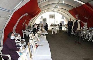 Soğuk havalara rağmen çocuklarından gelecek haberi...