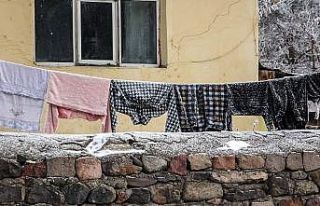 Soğuktan saçları, kirpikleri ve kaşları dondu