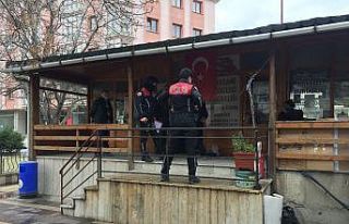 Sokağa çıkma kısıtlamasında muhtarlık binasını...