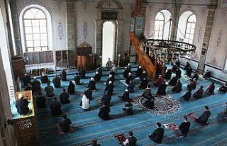 Sokağa çıkma kısıtlamasında tedbirli cuma namazı