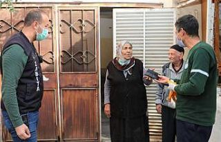 Sokağı temizlerken bulduğu cüzdanı sahibine teslim...