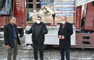 Sokak hayvanlarına mama geldi