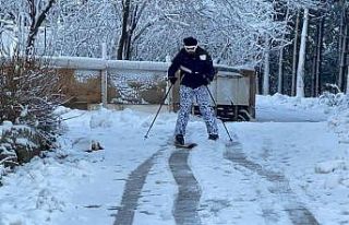 Sokakta kayak malzemeleri ile kar keyfi