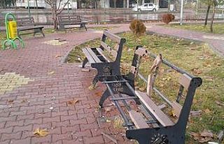 Sorumsuzlar çocuk parkına zarar verdi