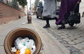 Sorumsuzluğun böylesi, trafik dubasını çöp kovasına...