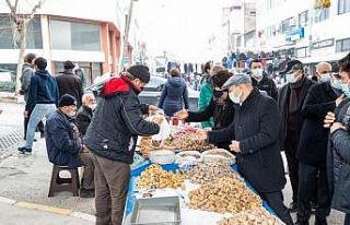Soyer çifti, pazar alışverişini Bayındır üreticisinden...