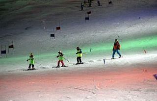 Sporcular gece kayağı ile yarışmalara hazırlanıyorlar
