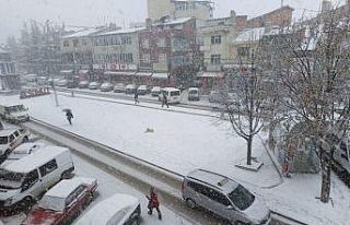 Şuhut kar yağışıyla beyaza büründü