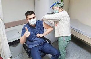 Şuhut’ta ilk korona virüs aşısı sağlık personellerine...