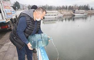 Suları çekilen Beyşehir Gölü’ne damacanalarla...