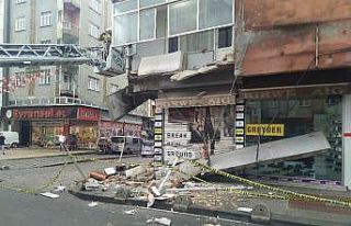 Sultangazi’de 5 katlı bir binanın balkonu çöktü