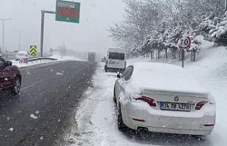 Sultangazi’de kar nedeniyle sürücüler araçlarını...