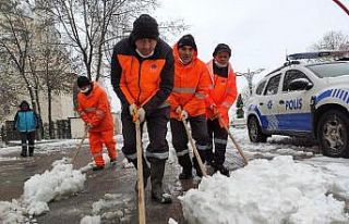 Sultangazi’de karla kaplı yolları ekipler açıyor