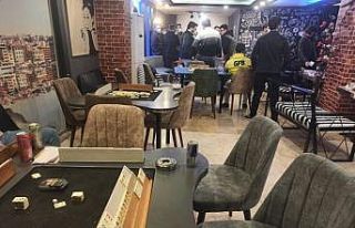 Sultangazi’de ruhsatsız kafede iskambil oyunu oynayan...