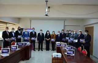 Tabletler öğrencilere dağıtılmak üzere okul...