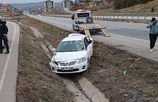 Takla atan otomobil şarampole devrildi: 2 yaralı
