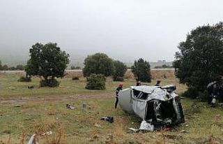 Takla atan otomobil tarlaya uçtu: 2 yaralı