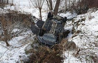 Takla atan otomobilde 4 kişi yaralandı