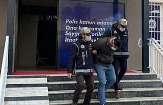 Takma saç taktı ama polisten kaçamadı