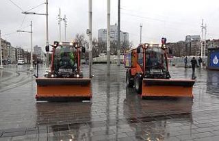 Taksim’de kar küreme araçları hazır bekliyor