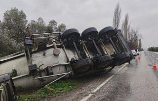 Tanker yağışlı yolda kayarak devrildi