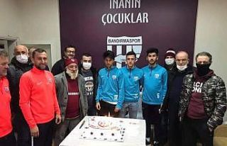 Taraftarlardan altyapıya pastalı destek