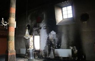 Tarihi ahşap camiyi kül olmaktan köylüler kurtardı