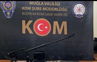 Tarihi antik tiyatroda define ararken yakalandılar