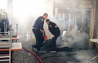 Tarihi Arastadaki köfteci işyerinde yangın