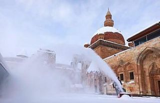 Tarihi İshak Paşa Sarayı’nda kar temizliği