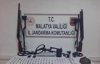 Tarihi sikke ve silahlar ele geçirildi