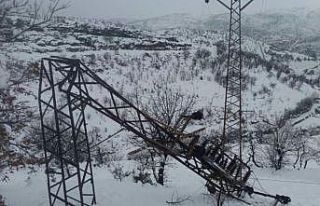 Taşgedik köyünde elektrik direkleri devrildi