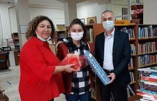 Taşova’da kitap kurtları ödüllendirildi