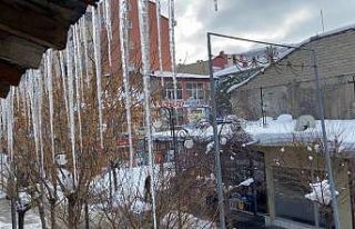 Tatvan’da buz sarkıtlarının boyu 1 metreyi buldu