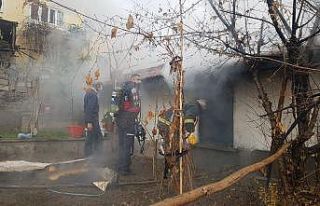 Tek katlı ev yangında kullanılmaz hale geldi