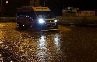 Tekirdağ’da yağmur caddeleri göle çevirdi