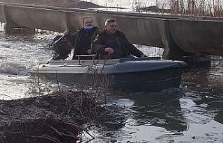 Tekneyle denetim yaptılar, 2 kişi kaçak avlanmaktan...